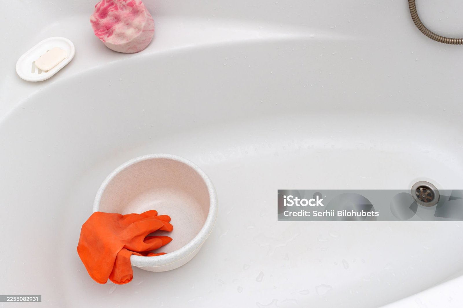 Bathtub cleaning. Disinfection of apartments